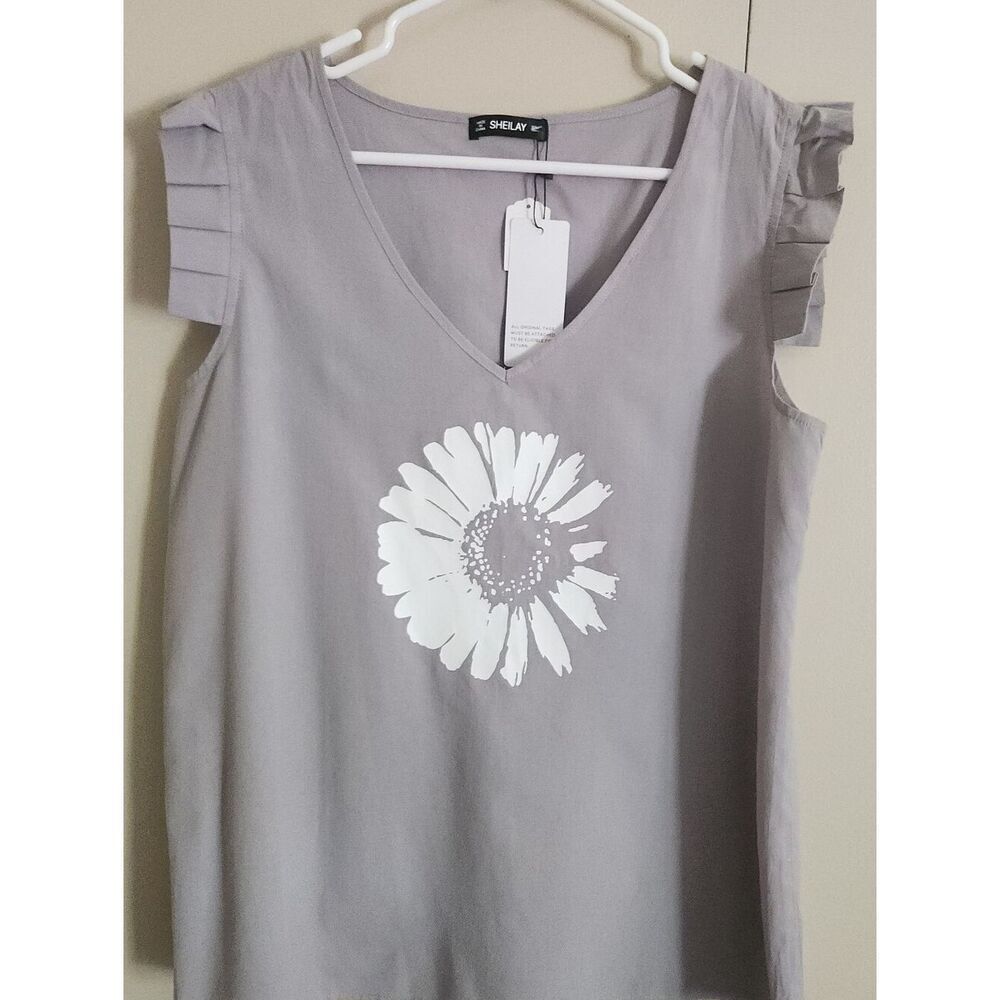 F71 Sheilay Women's Gray V-Neck Top w White Daisy Graphic & Pleated cap sleeves